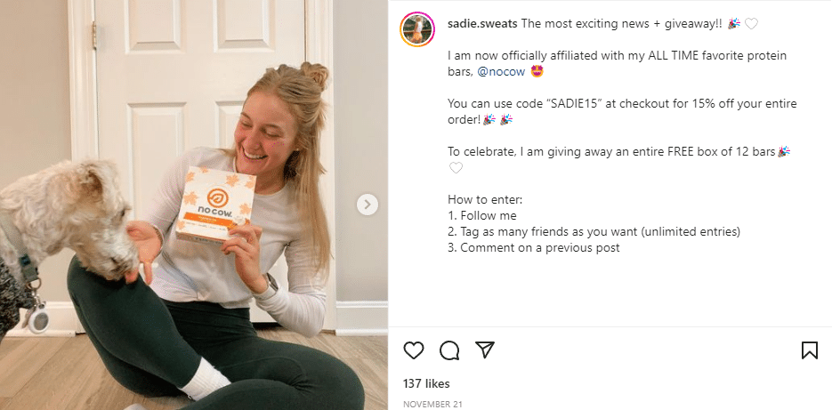 Een influencer promoot proteïnerepen op Instagram via hun unieke affiliate code