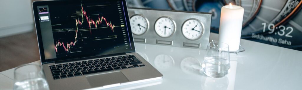 Laptop met statistieken op het scherm