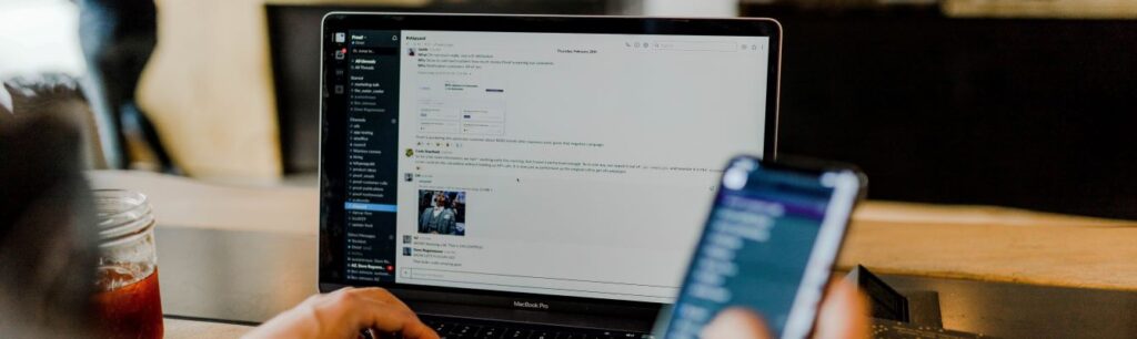 laptop en telefoon e-mail zakelijk